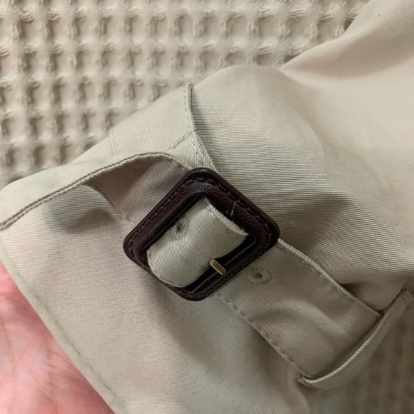 Classic Trench coat.  Great details - Picture 7 of 8